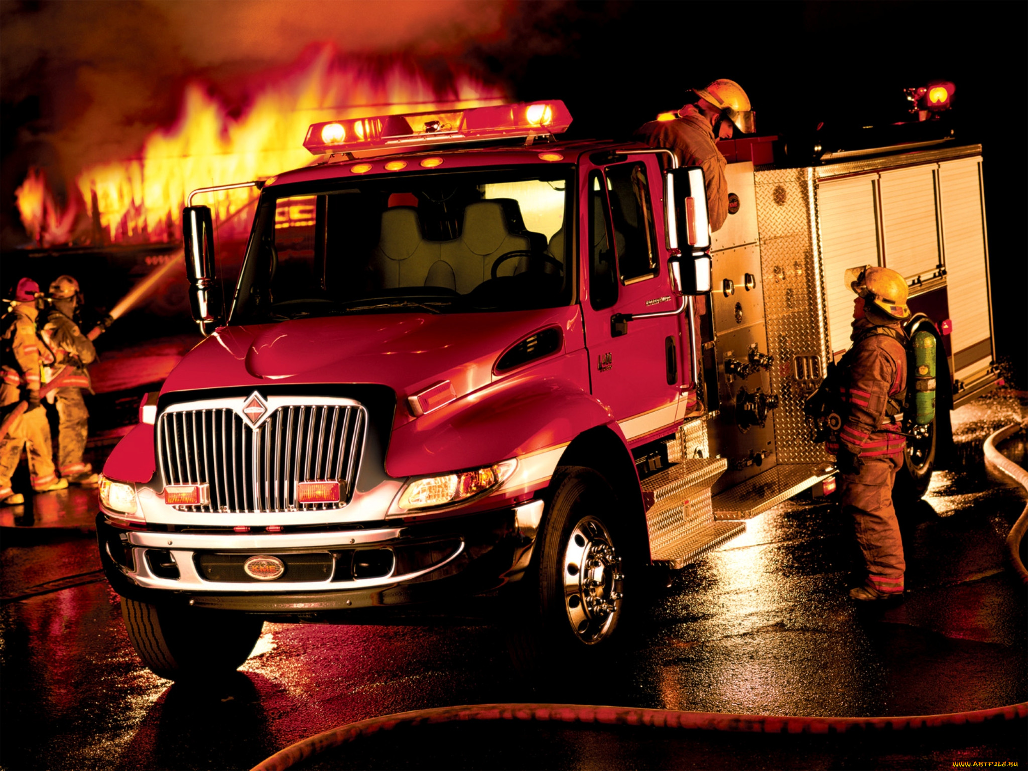 Посадка пожарных в автомобиль. International DURASTAR 4400 Firetruck 2002. International DURASTAR 4400. Пожарная машина. Пожарный автомобиль.